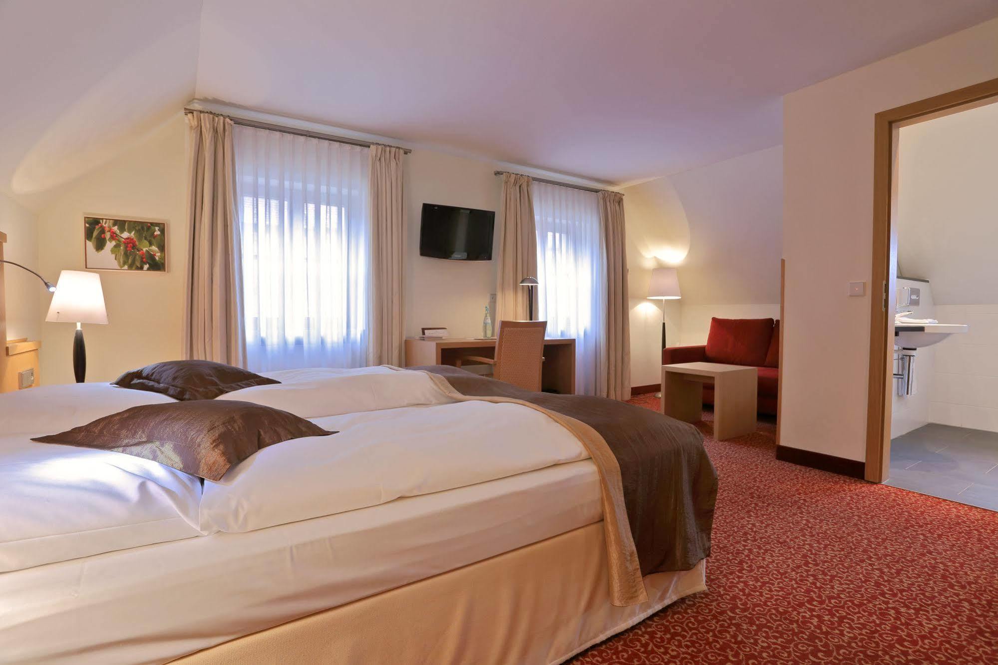 Romantik Hotel Zur Schwane Volkach Exterior photo